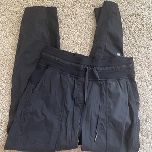Lululemon black cropped joggers size 4
